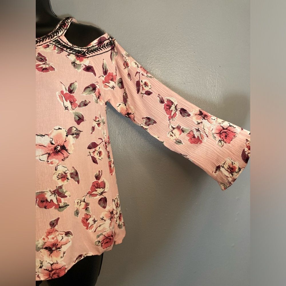 BKE boutique pink crinkle floral cold shoulder blouse - Picture 4 of 7